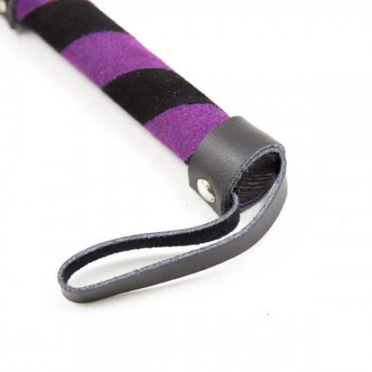 Компактная черно-фиолетовая плеть из замши 28 см