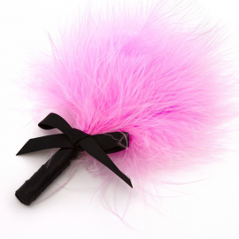 Розовый перьевой тиклер с чёрным бантиком и атласной ручкой 16 см