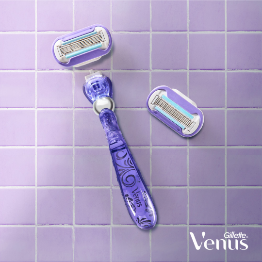 Бритва / станок для бритья жен­ский Gillette Venus Swirl Deluxe Smooth Flexball с 2 кассетами + кос­ме­тич­ка