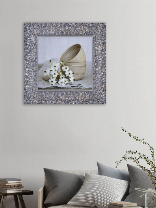 Картина с цветами на стену в багете серебро интерьерная