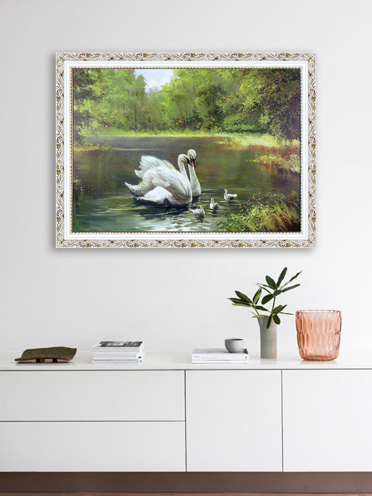Картина на стену в багетной раме лебеди на кухню зал