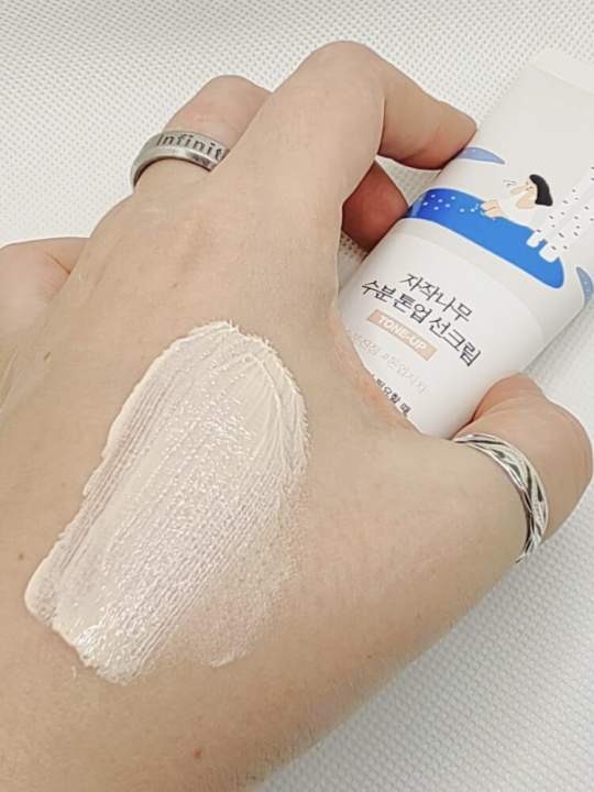 Тонирующий солнцезащитный крем Round Lab Birch Juice Moisturizing Tone-Up Sunscreen SPF50+ PA++++»