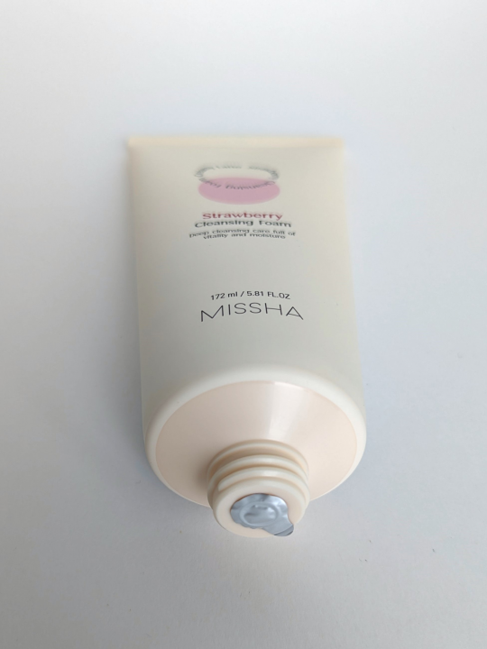 Очищающая пенка Missha Creamy Latte Strawberry Cleansing Foam 172 мл