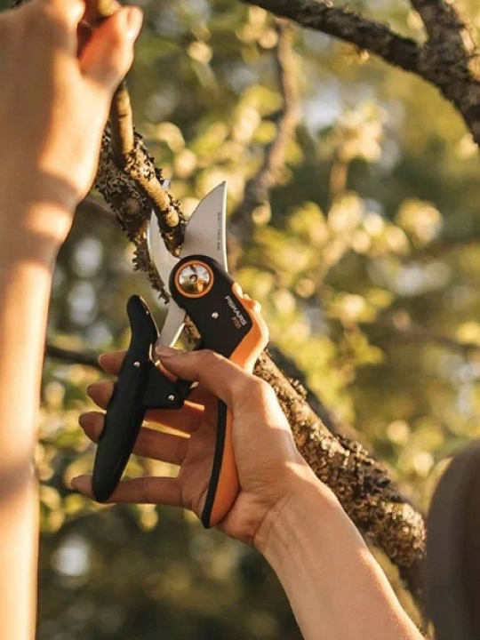 Секатор плоскостной Fiskars Plus PowerLever P721 (1057170)